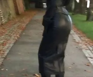 黑皮短裙的女人