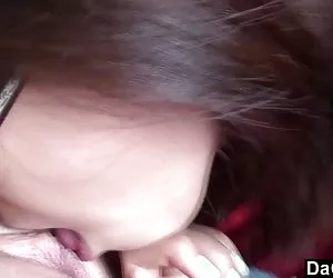 可爱的亚洲的青少年走上她的朋友