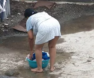 间谍印度的阿姨-屁股弯过的战利品偷窥