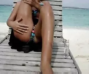 性感的妻子手淫在海滩上