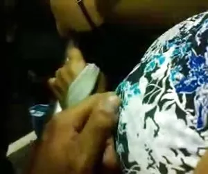 触摸胸部的巴士