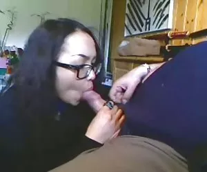 业余的亚洲女孩打击和吞下她的朋友