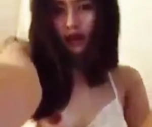 可爱的亚洲女孩玩自己在相机