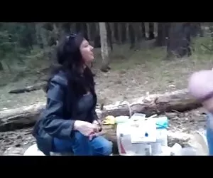 3的妇女看着闪光暨