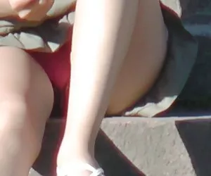 超短裙青少年的内裤上步骤