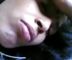 印度的家庭妇女表示她的胸部，猫，老公