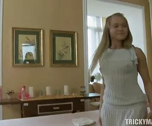 害羞的亲爱的青少年变成一个热讨厌的婊子！